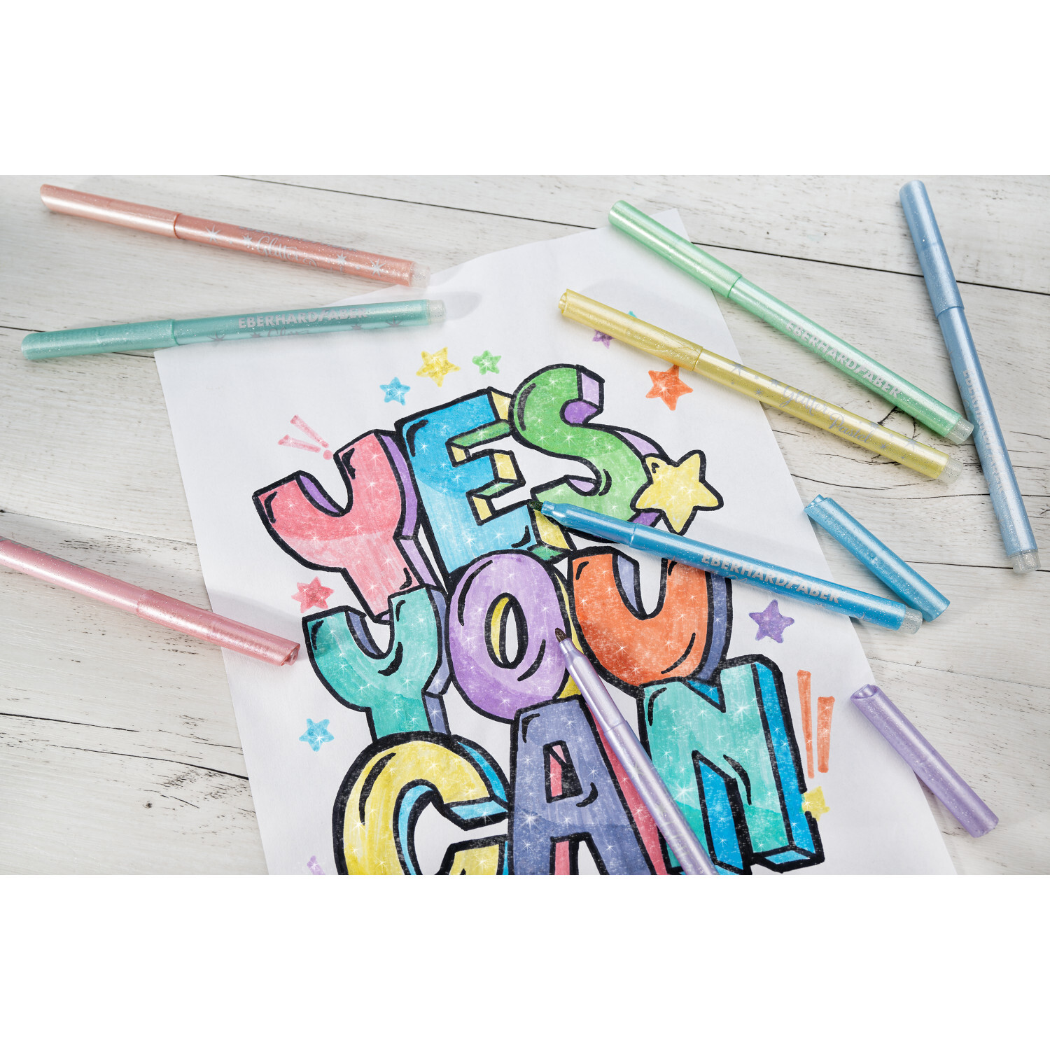 Glitter Fasermaler Pastell 8 Stück, bunte Stifte auf Holzuntergrund, Schriftzug "YES YOU CAN" kreativ gestaltet.