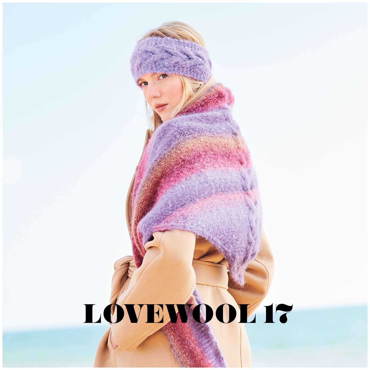 Fashion Alpaca Superfine Heavens: Frau am Strand mit lila Stirnband und Schal aus weicher Wolle.