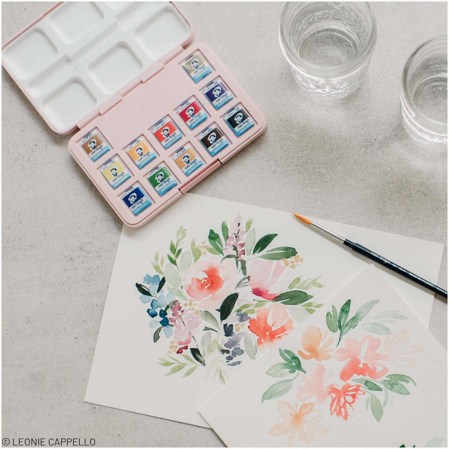Van Gogh Aquarell Set mit 12 Näpfchen, ideal für florale Kunstwerke. Enthält Pinsel und zwei Gläser Wasser. Marke: Frau Hölle.
