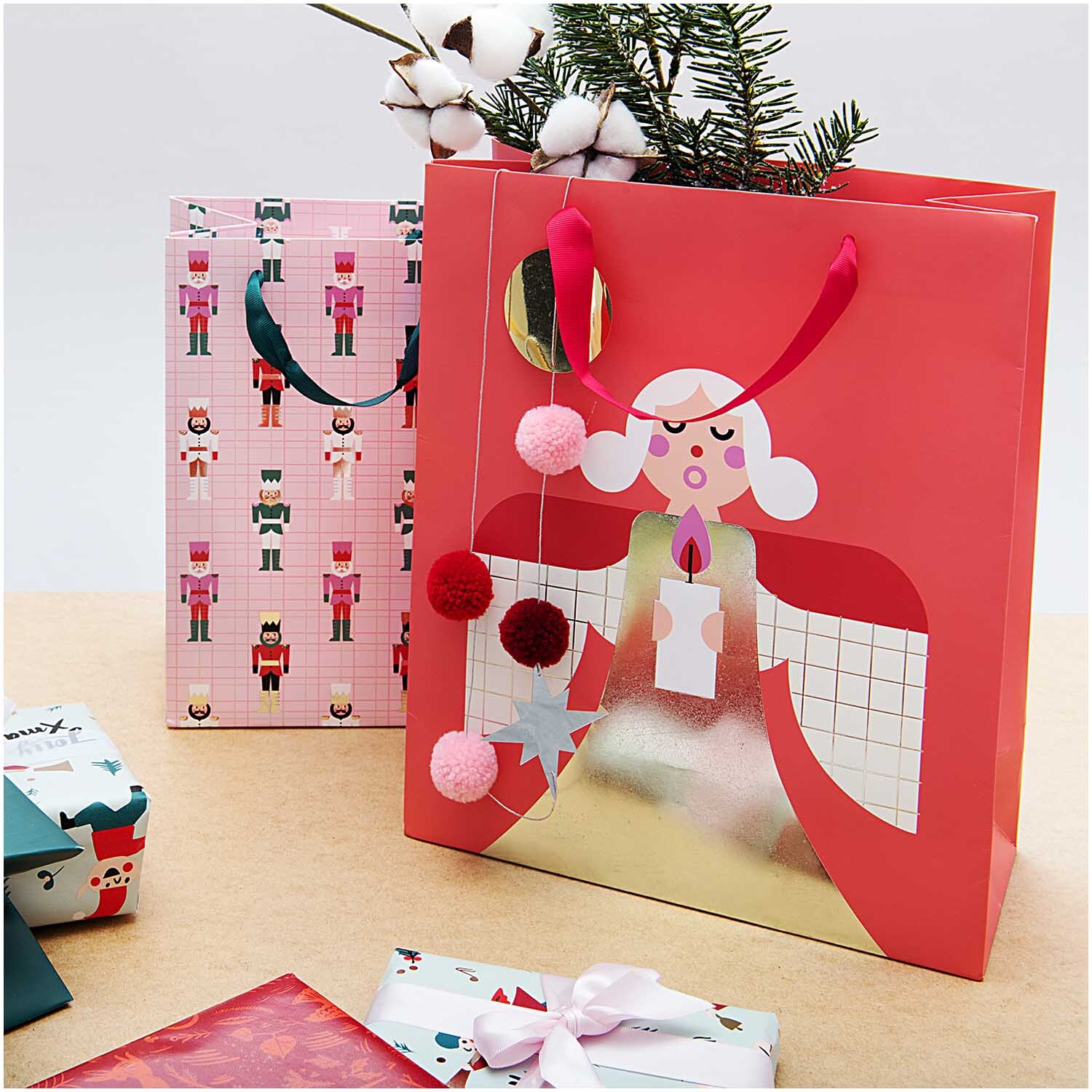 Paper Poetry Geschenktüte Nussknacker rosa 18x26x12cm von Rico Design