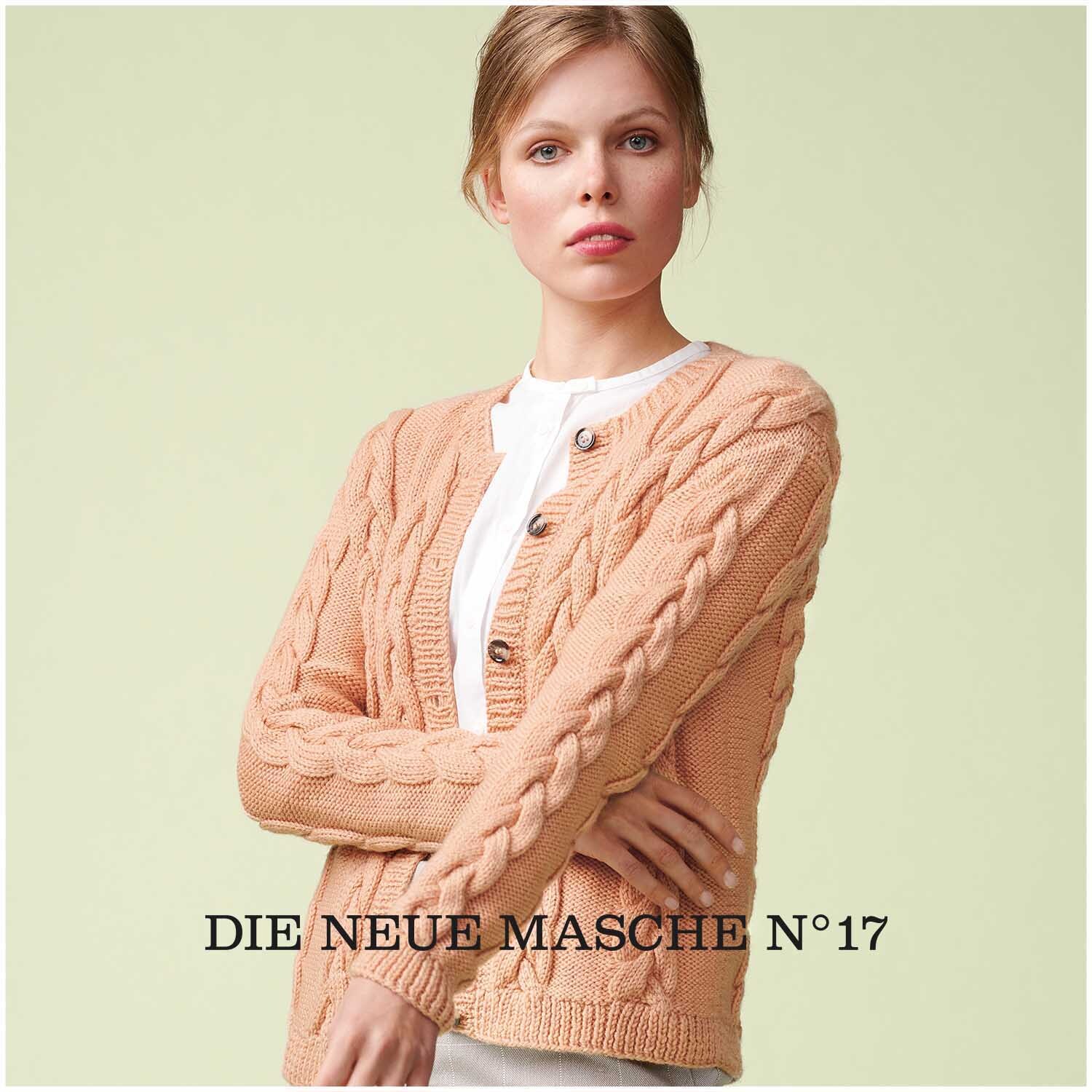 Soft Merino Strickjacke in Pfirsich von Wolle Rödel, präsentiert von einer Frau vor grünem Hintergrund.