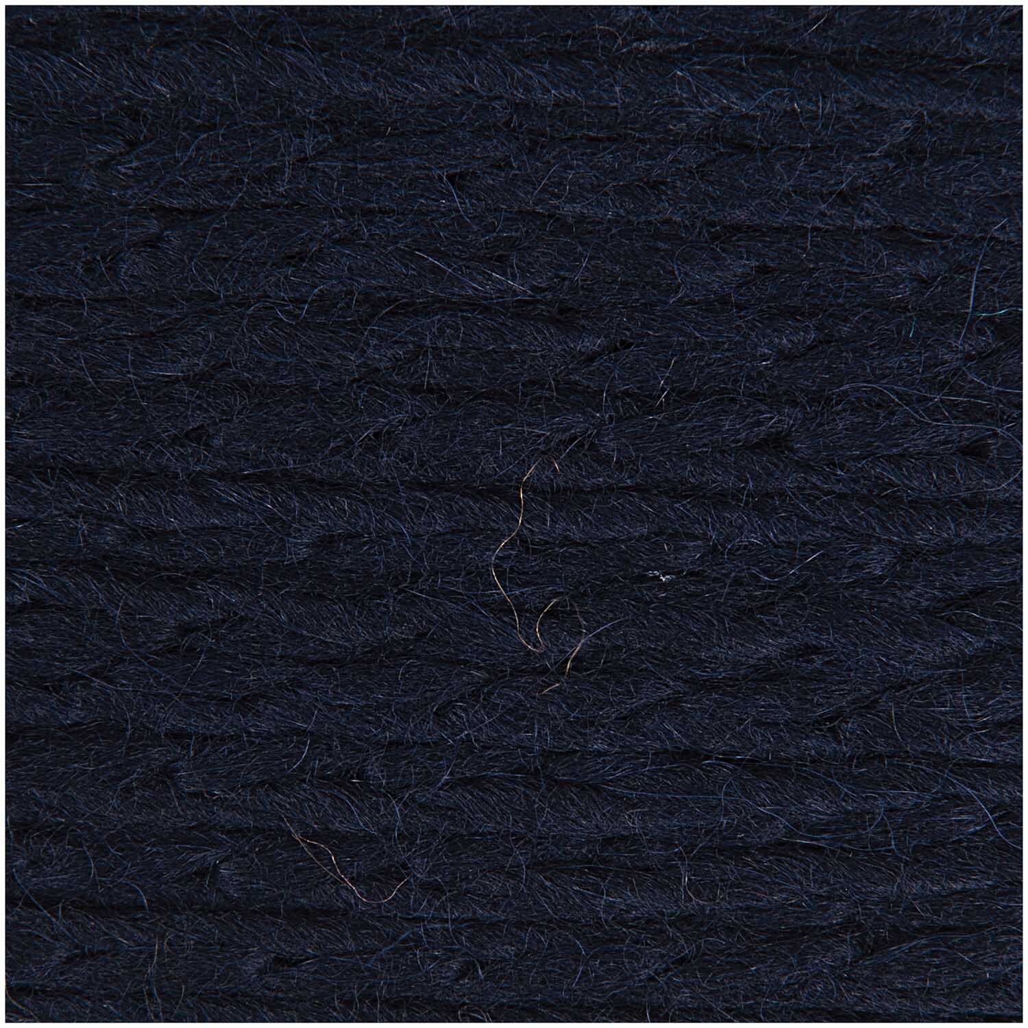 Suri Alpaca: Nahaufnahme von dunkelblauer, weicher Wolle von Wolle Rödel, ideal für Strickprojekte.