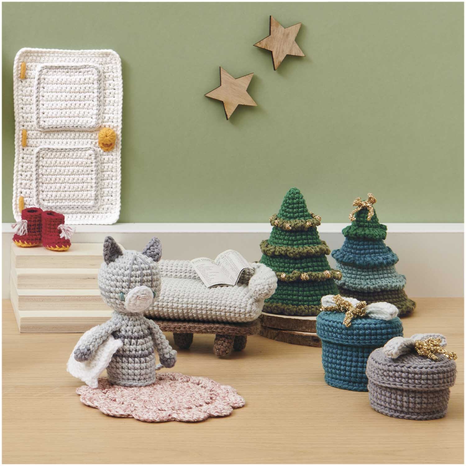 Ricorumi Set Wichtelwelt: Gehäkelte Figuren und Möbel in einer weihnachtlichen Szene von Rico Design.