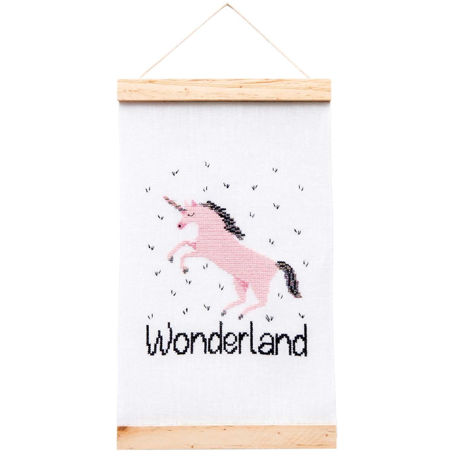 Stickpackung Wandbehang Einhorn 20x30cm zeigt ein rosa Einhorn auf weißem Hintergrund mit dem Wort "Wonderland". Marke: Rico Design.