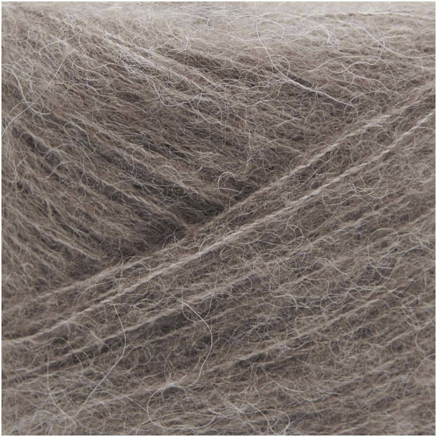Essentials Baby Alpaca Loves Silk: Weiches, beiges Garn von Rico Design, ideal für feine Strickprojekte.