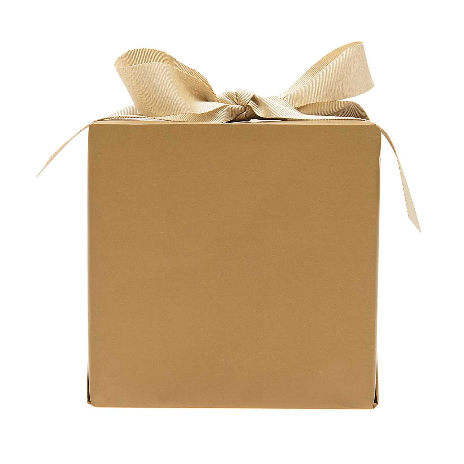 Paper Poetry Geschenkpapier in Khaki, 70 cm x 2 m, von Rico Design. Abgebildet ist ein elegant verpacktes Geschenk mit Schleife.