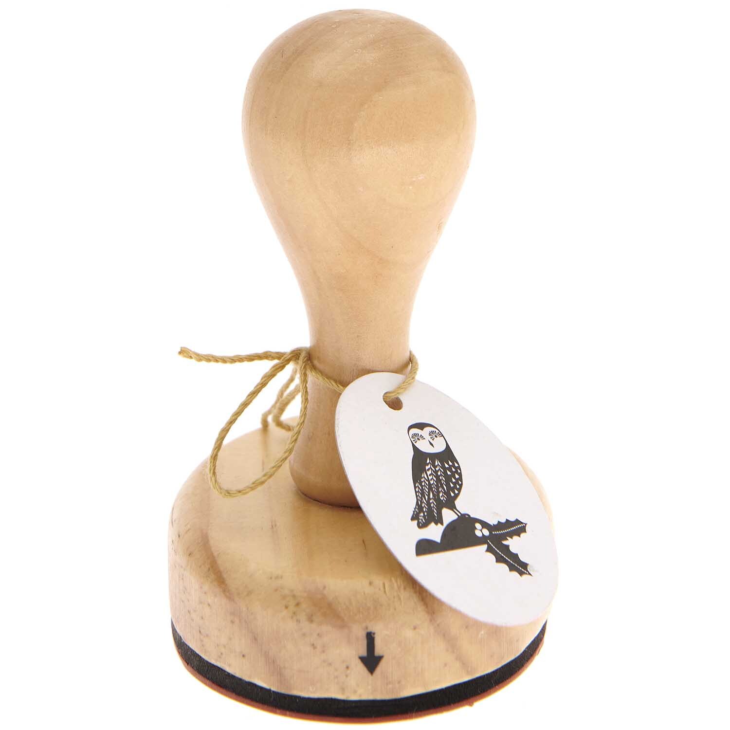 Stempel Eule 5x7cm oval von Rico Design zeigt eine Eule auf einem Holzstempel mit Griff. Ideal für kreative Projekte.