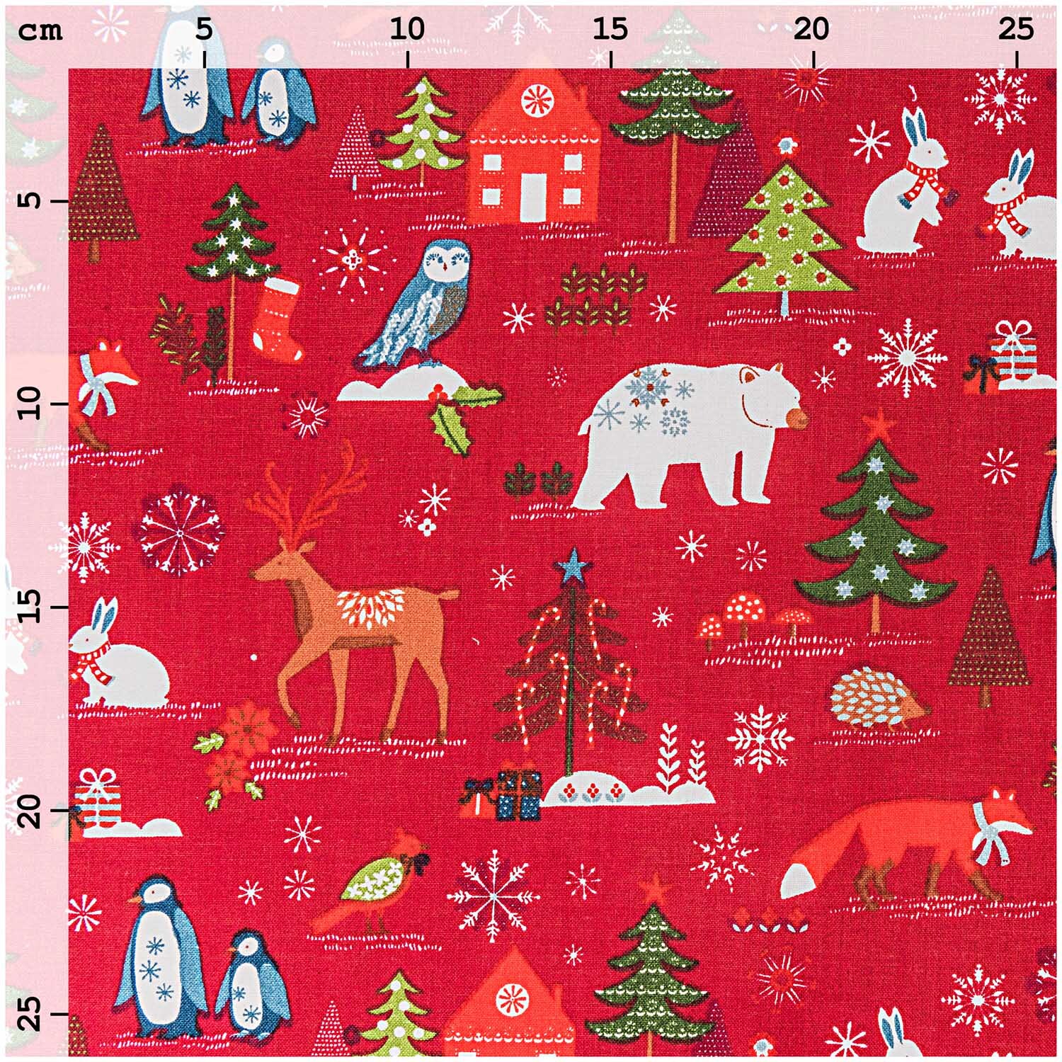 Stoff Winterimpressionen rot 50x140cm mit winterlichen Motiven wie Eulen, Bären und Tannenbäumen. Ideal für festliche Dekorationen.