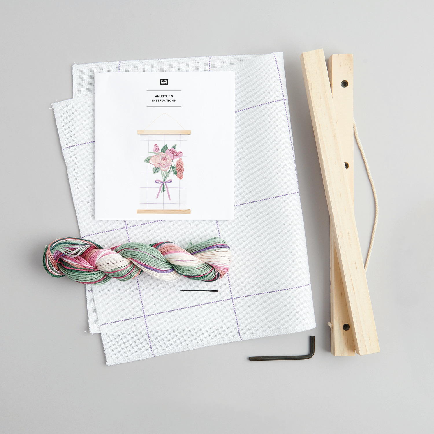 Stickpackung Bild Blumenstrauß mit Posterhänger, 30x47cm. Enthält Stoff, Garn in Pastelltönen und Holzleisten. Ideal für kreative Projekte.