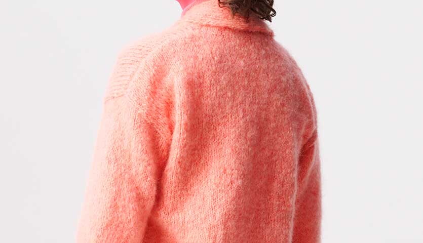 Strickanleitung Jacke aus Fashion Mohair Merino chunky: Rückansicht einer weichen, korallenfarbenen Jacke, die elegant und modern wirkt.