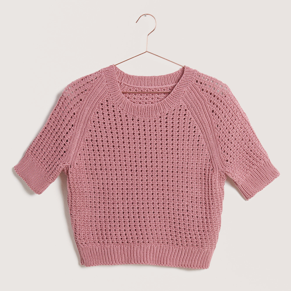 Shirt auf grauem Hintergrund – zum Strickset