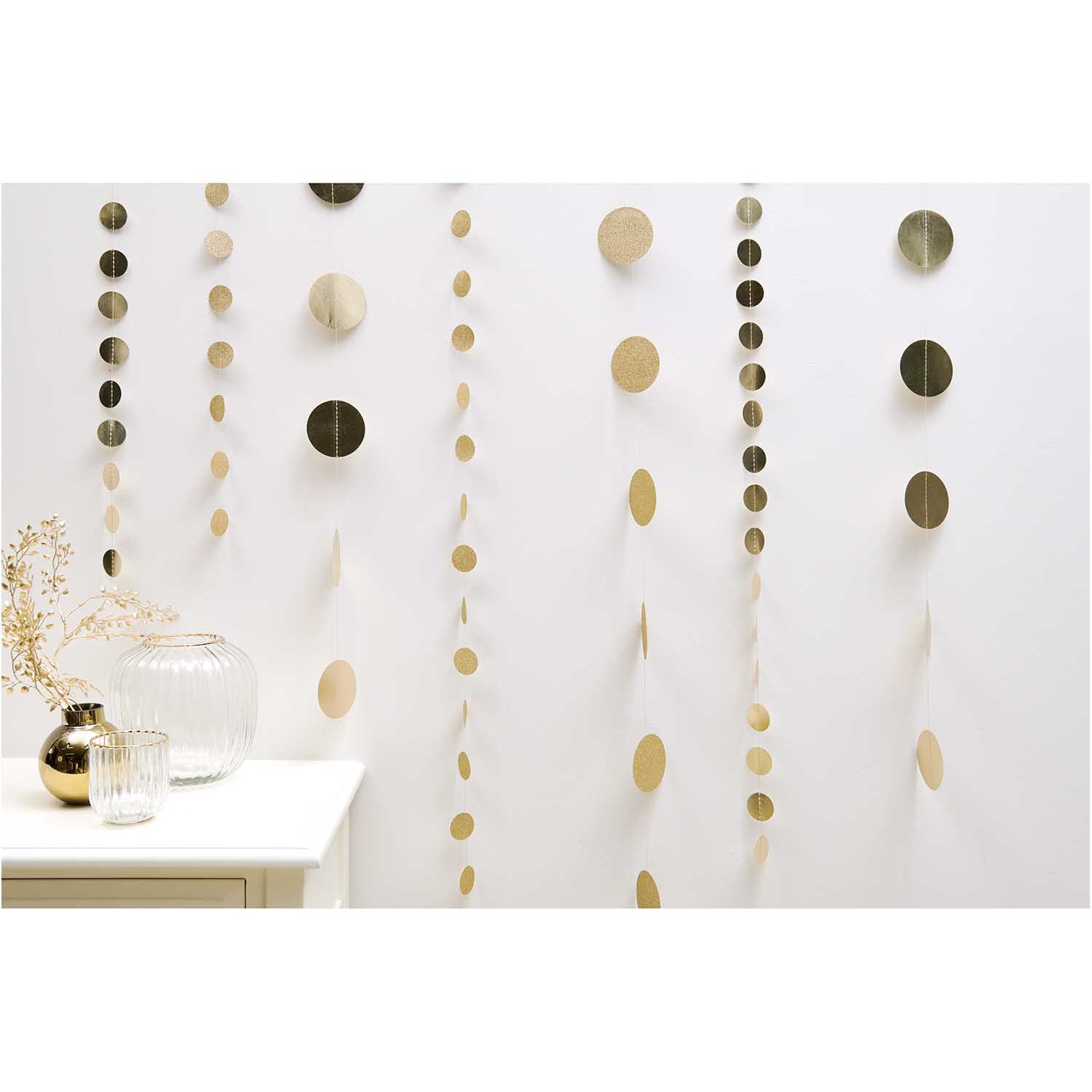 Genähte Girlande Kreise 3,8cm gold 2m: Elegante Deko mit goldenen Kreisen von Rico Design vor weißem Hintergrund.