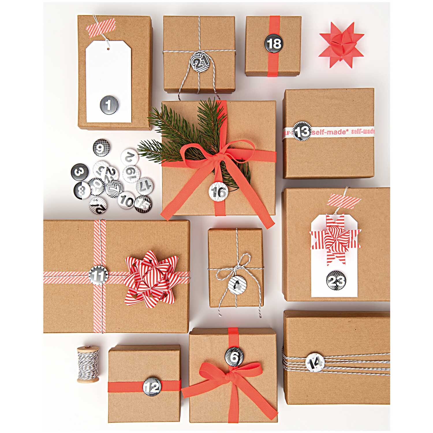 Paper Poetry Baumwollgarn in grau-weiß, dekoriert mit Geschenkboxen und roten Schleifen. Ideal für kreative Verpackungen.