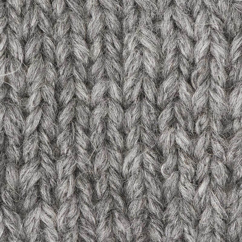 Fashion Alpaca Dream, gestricktes Muster in Anthrazit, zeigt weiche, dicke Fasern für warme Kleidung. Ideal für kreative Strickprojekte.