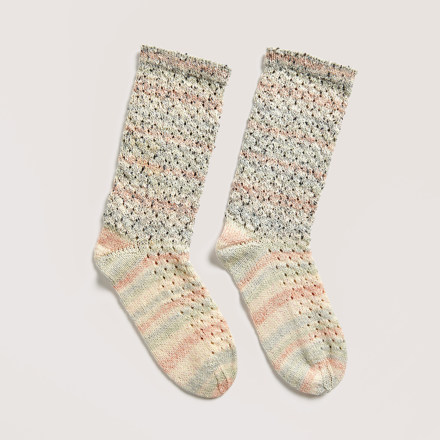 Bunte Socken auf grauem Hintergrund – zum Strickset