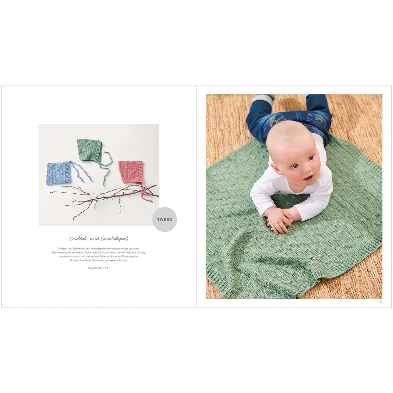 Rico Baby Heft Nr.32 zeigt ein Baby auf einer grünen Decke, umgeben von gestrickten Proben in Blau, Grün und Rot.