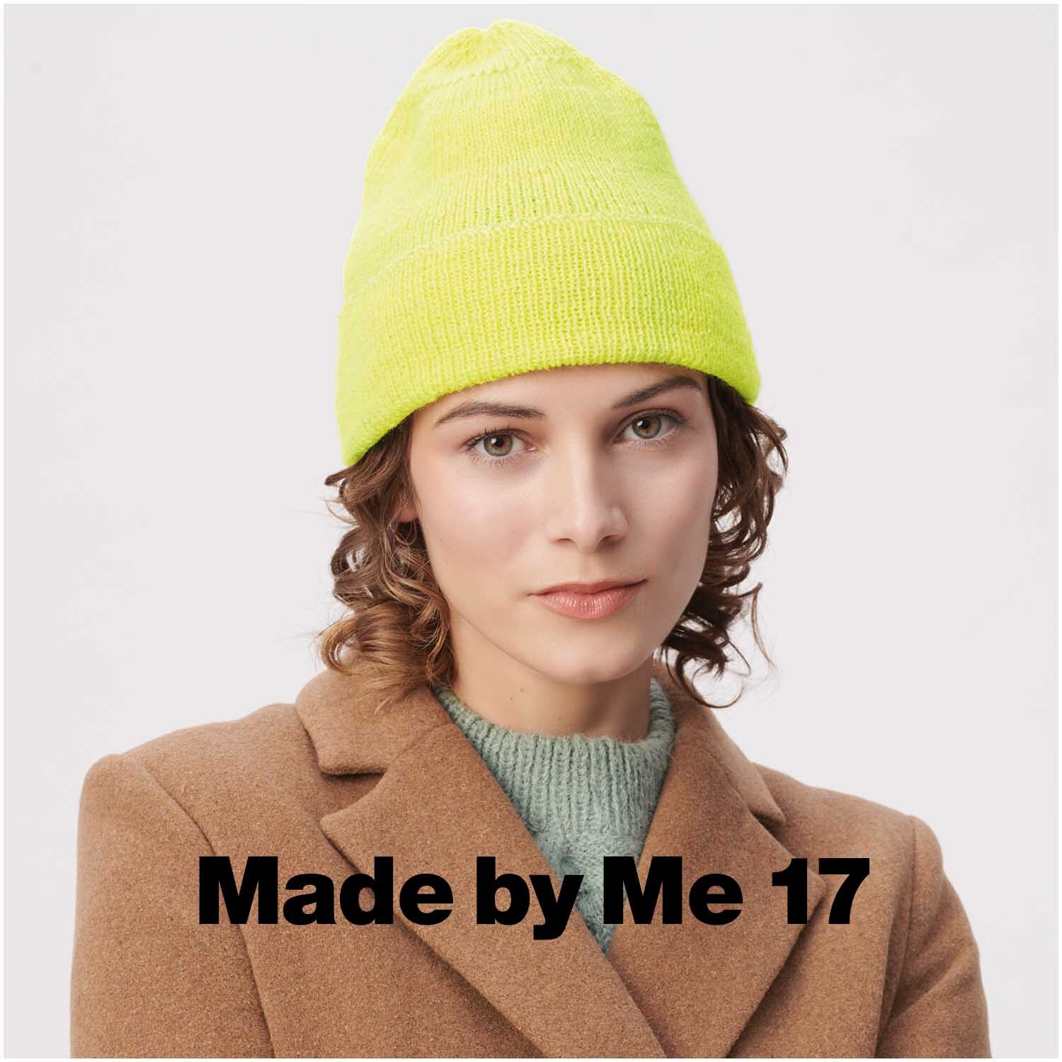 Socks Neon 4-fädig: Frau mit gelber Mütze, braunem Mantel und grünem Pullover von Rico Design.