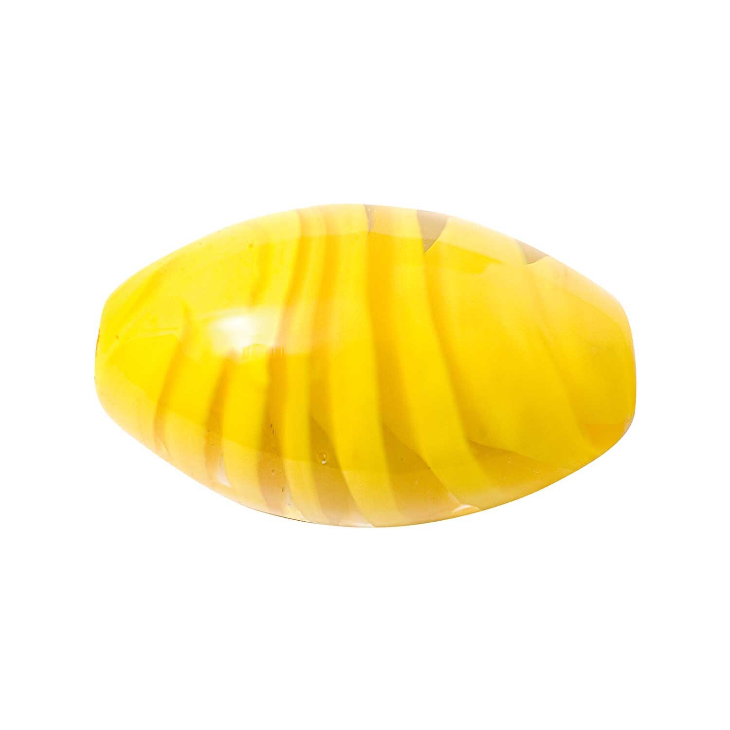 Olive mit Spirale gelb 24x15mm Glasperle von Rico Design, zeigt gelbe Spiralmuster auf glatter Oberfläche. Ideal für Schmuckdesign.