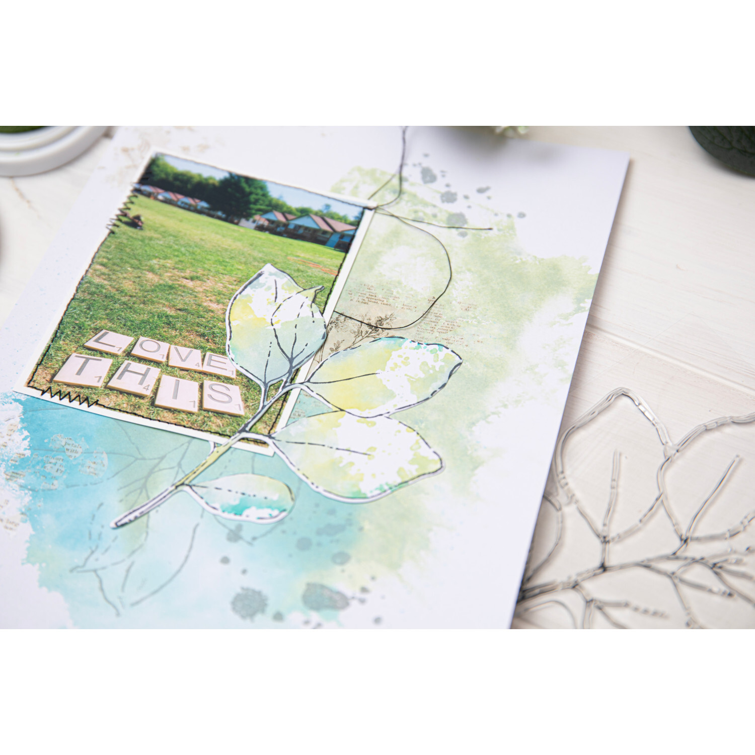 Painted Pencil Leaves Clear Stamps Set: Kreatives Scrapbook-Design mit Aquarellblättern und Foto.