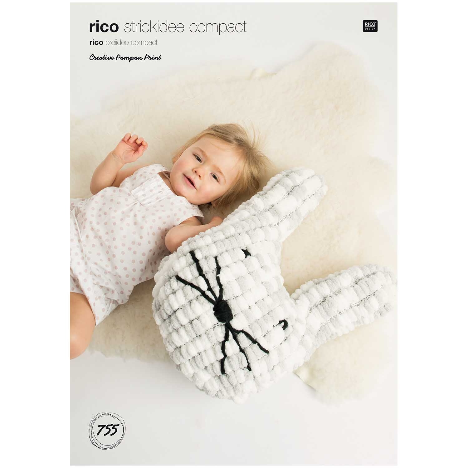 Strickidee compact Nr.755 zeigt ein Kind mit einem weißen Pompon-Print-Kissen in Hasenform.