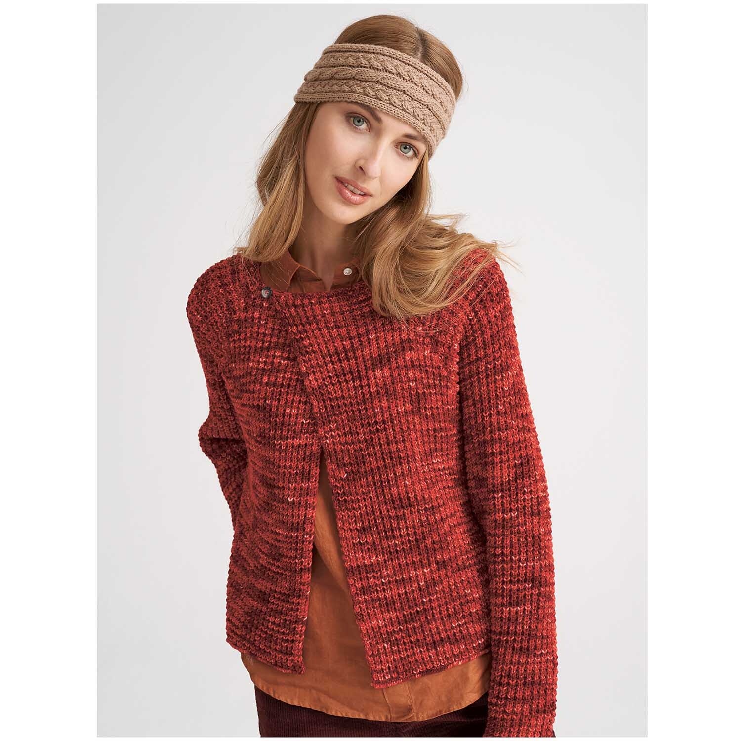 Creative Wool dégradé: Frau trägt gestrickten roten Pullover und Stirnband. Perfekt für stilvolle Herbsttage.