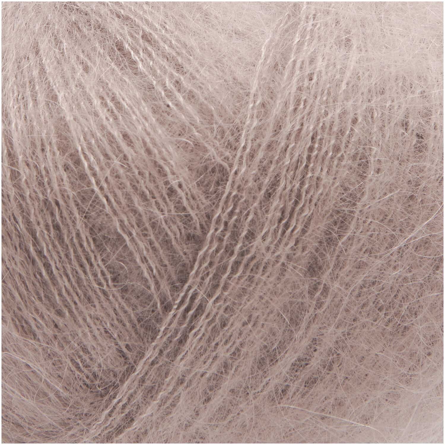 Essentials Super Kid Mohair Loves Silk: Weiches Garn in Graubraun von Rico Design, ideal für leichte Strickprojekte.
