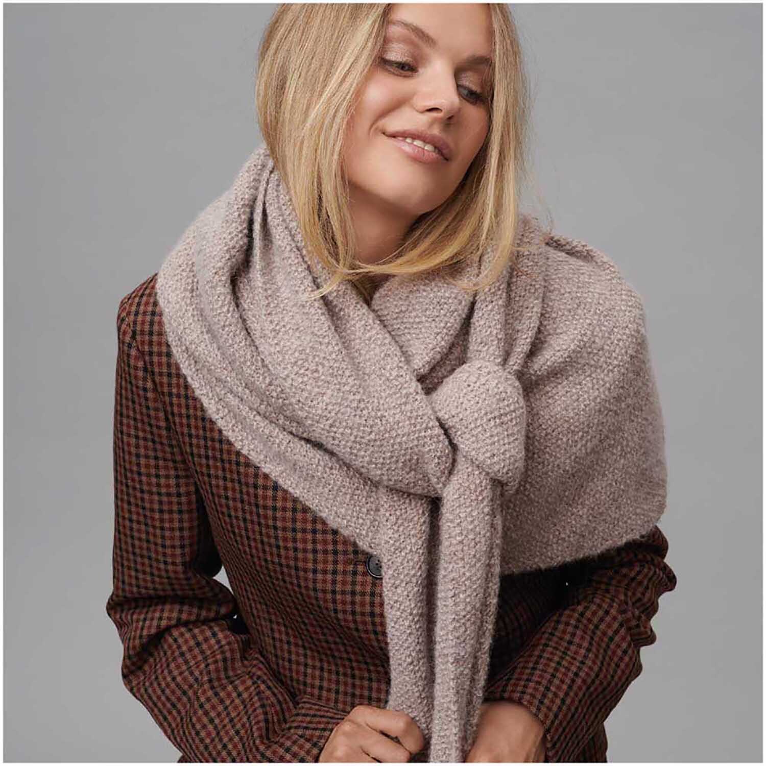 Strickset Tuch Modell 13: Frau trägt ein elegantes, graues Tuch über einem karierten Mantel.
