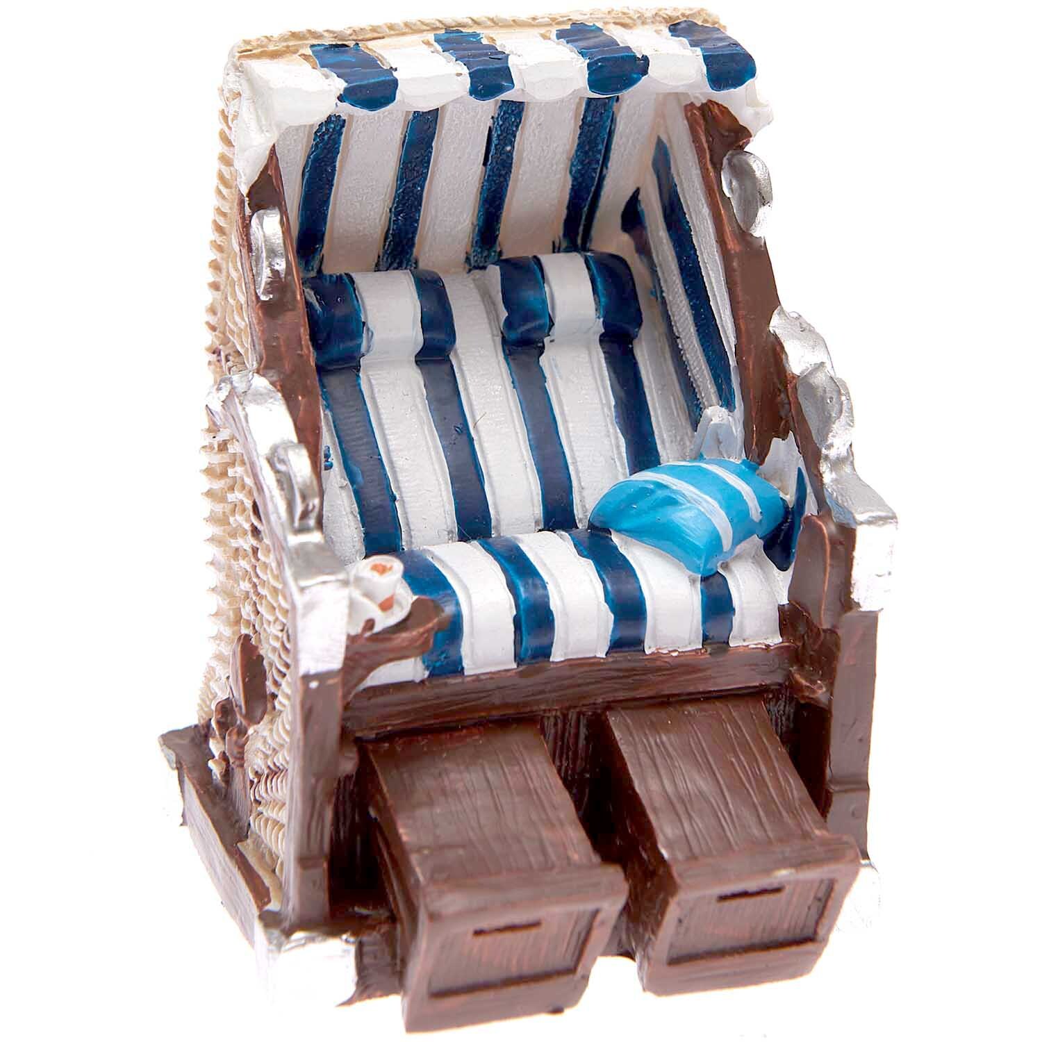 Deko-Strandkorb blau-weiß 5x6,5cm von Rico Design, mit gestreiftem Muster und Kissen, ideal für maritime Dekorationen.