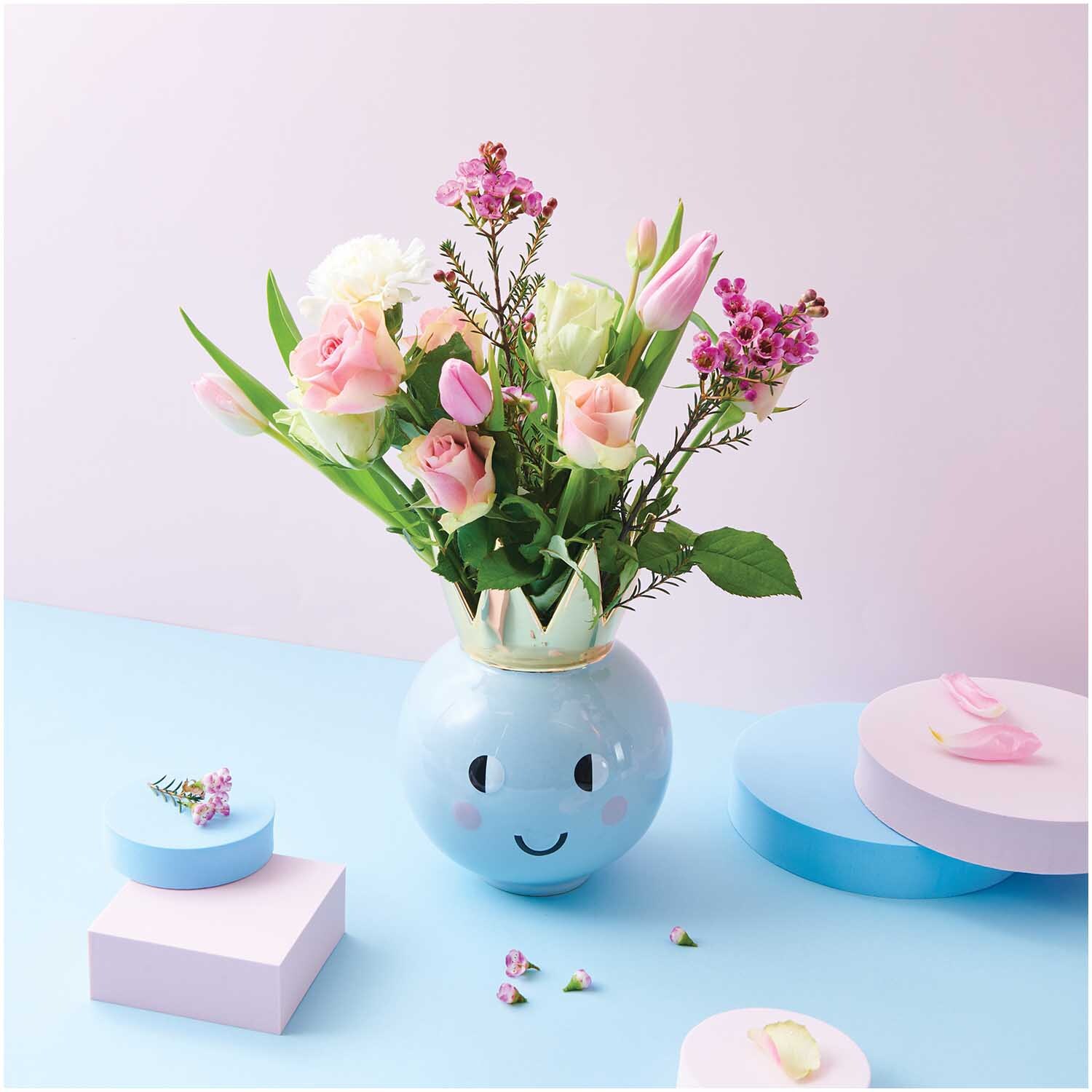Keramik Vase Krone Ø15cm H22,8cm mit Blumenarrangement, pastellblau, von Rico Design auf einem Tisch.