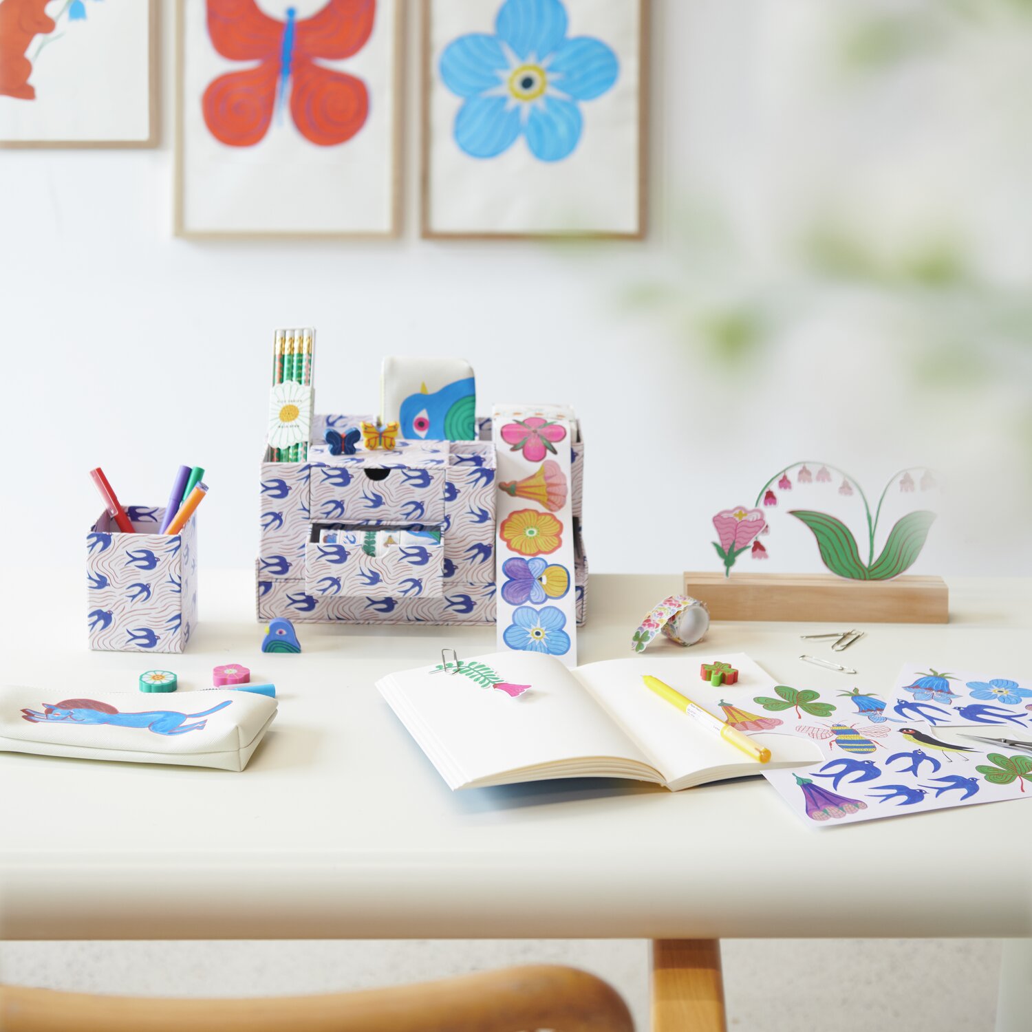 Office Box Midsommar Magic Schwalben von Rico Design auf einem Schreibtisch mit bunten Stiften und Notizbüchern, umgeben von floralen Dekorationen.