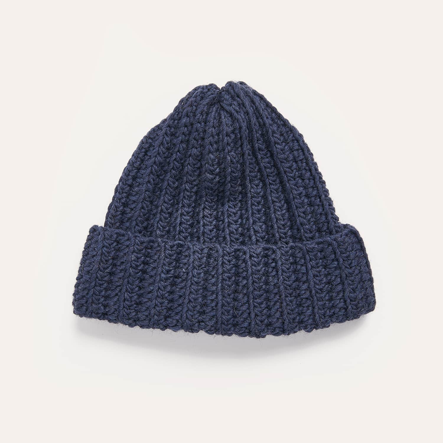 Gehäkelte Mütze in Dunkelblau: Modell 07 aus dem Heft Winter Crochet Collection