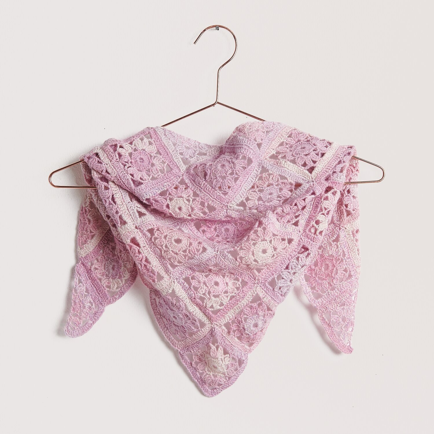 Strickset Mini-Dreieckstuch Modell 04b in zartem Rosa, gehäkelt aus Fashion Cotton Merino Lace. Ideal für Frühling und Sommer.