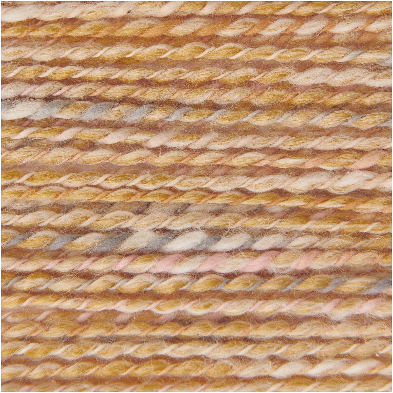 Creative Lazy Hazy Summer Cotton dk: Nahaufnahme von mehrfarbigem Garn in Camel-Tönen, ideal für Strickprojekte. Marke: Rico Design.
