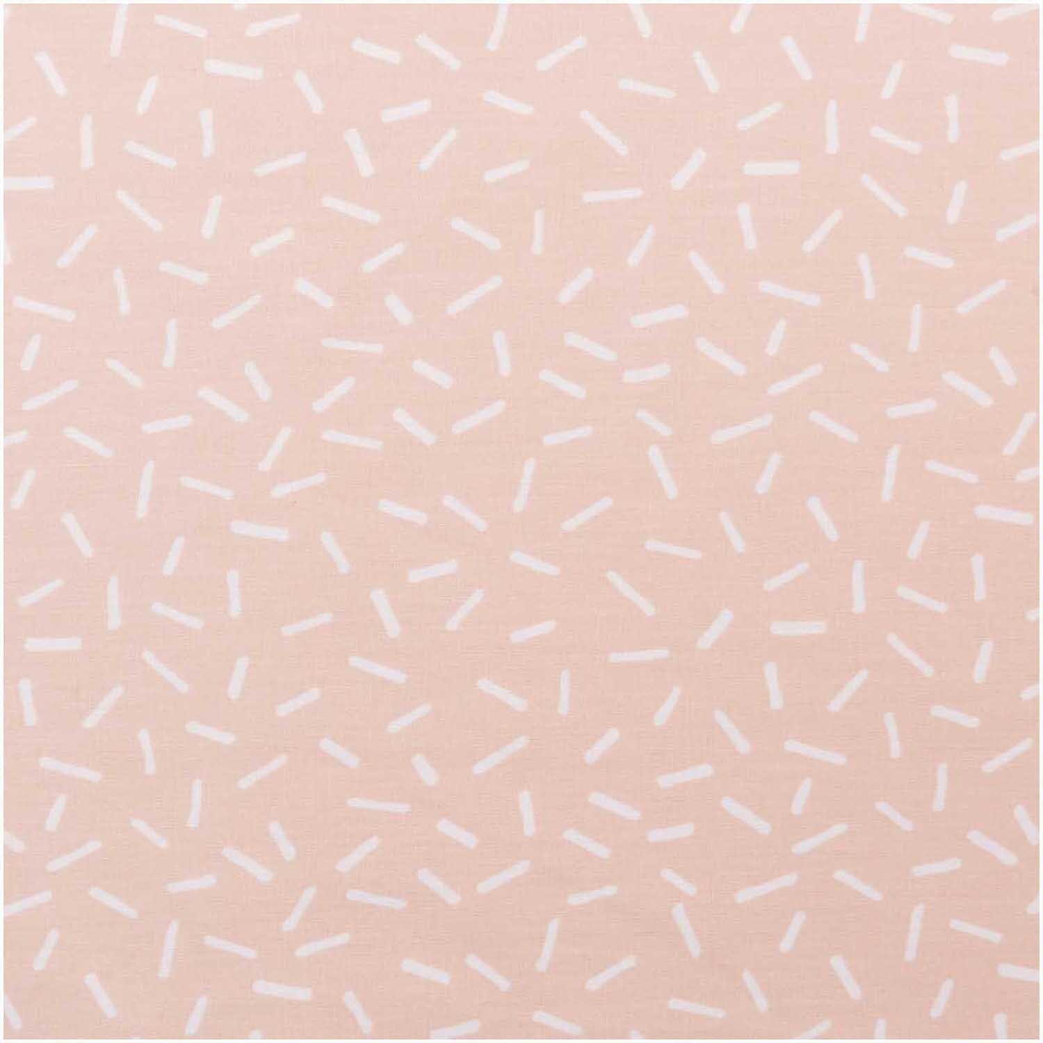 Druckstoff Hygge Striche puder-weiß 140cm von Rico Design mit zarten weißen Strichen auf puderfarbenem Hintergrund. Ideal für kreative Nähprojekte.