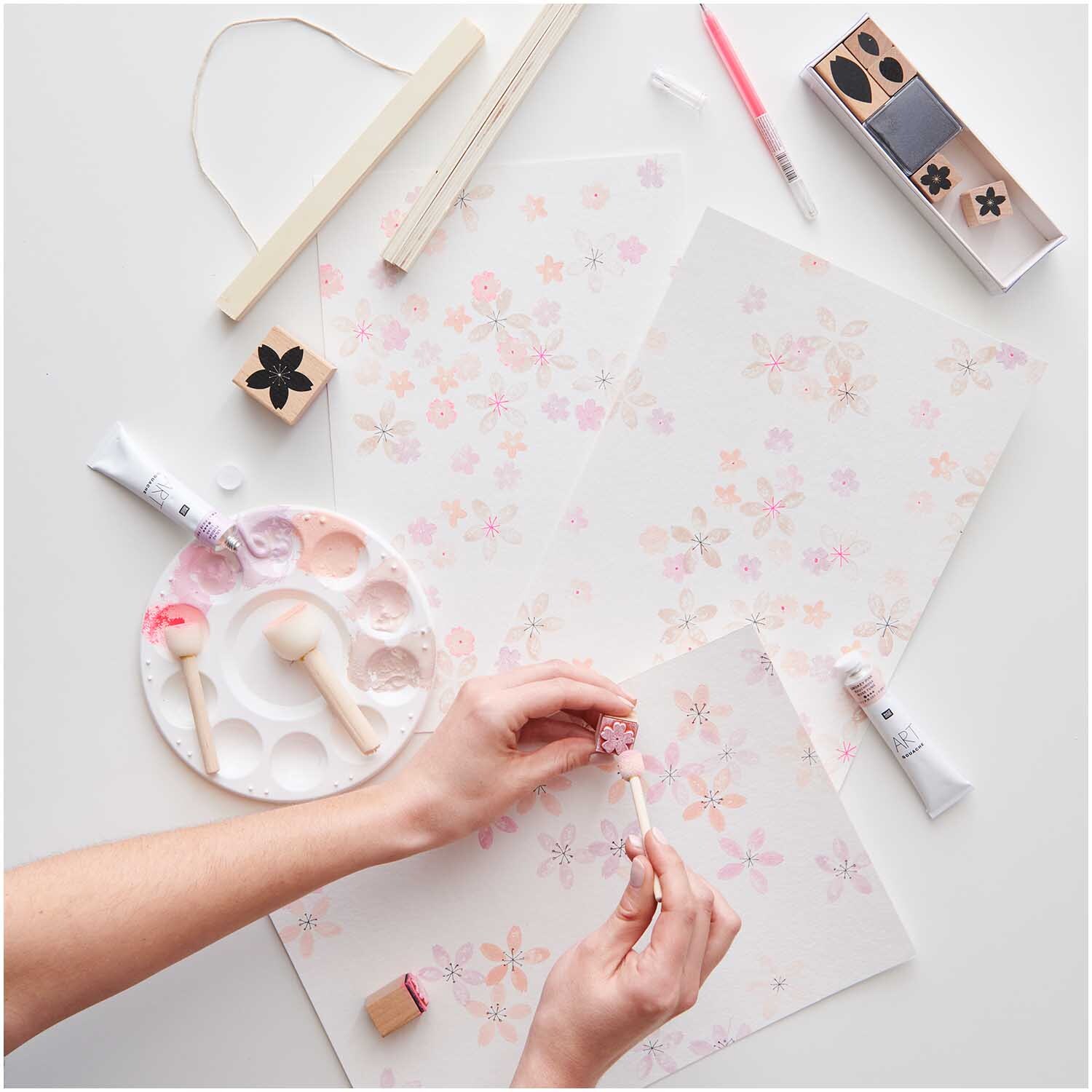 Paper Poetry Stempelset Kirschblüten: Kreatives 9-teiliges Set von Rico Design mit floralen Motiven und Zubehör auf hellem Hintergrund.