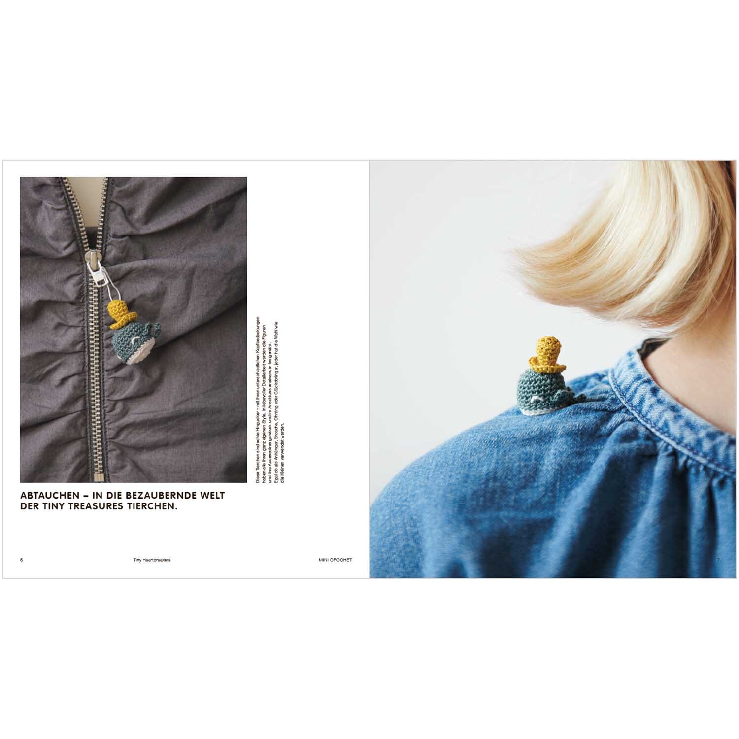 Mini Crochet Tiny Heartbreakers von Rico Design: Ein gehäkeltes Tierchen auf einer blauen Jacke, ideal als modisches Accessoire.