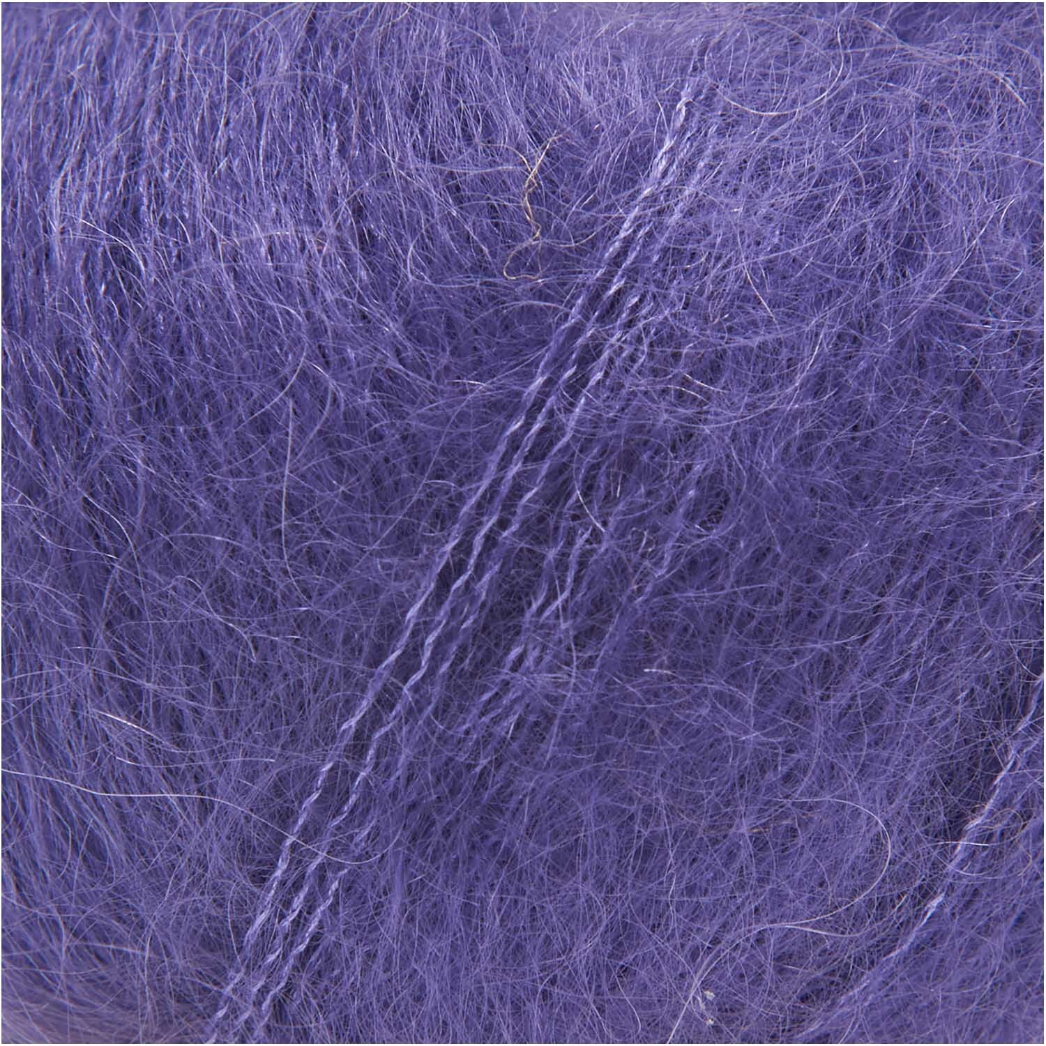 Essentials Super Kid Mohair Loves Silk in Lavendel von Rico Design, weiches Garn, Nahaufnahme der flauschigen Textur.