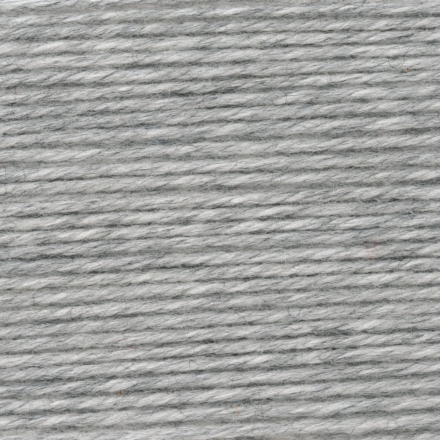 Wickelkarte des Garns Essentials Soft Merino aran in der Farbe 020 Hellgrau.