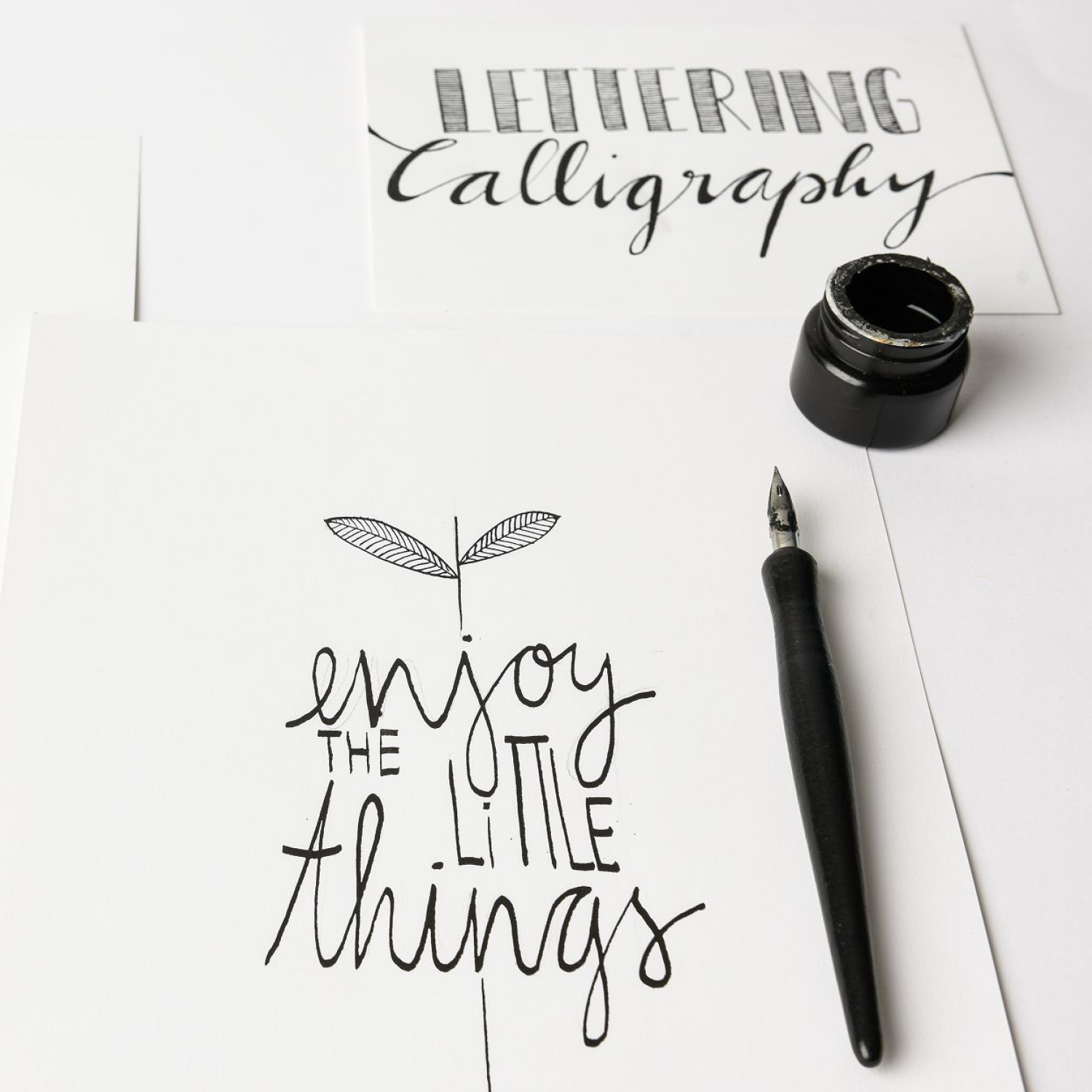 Anleitung Spruch kalligraphieren: Kalligraphie-Set mit Feder und Tinte, Schriftzug "enjoy the little things".