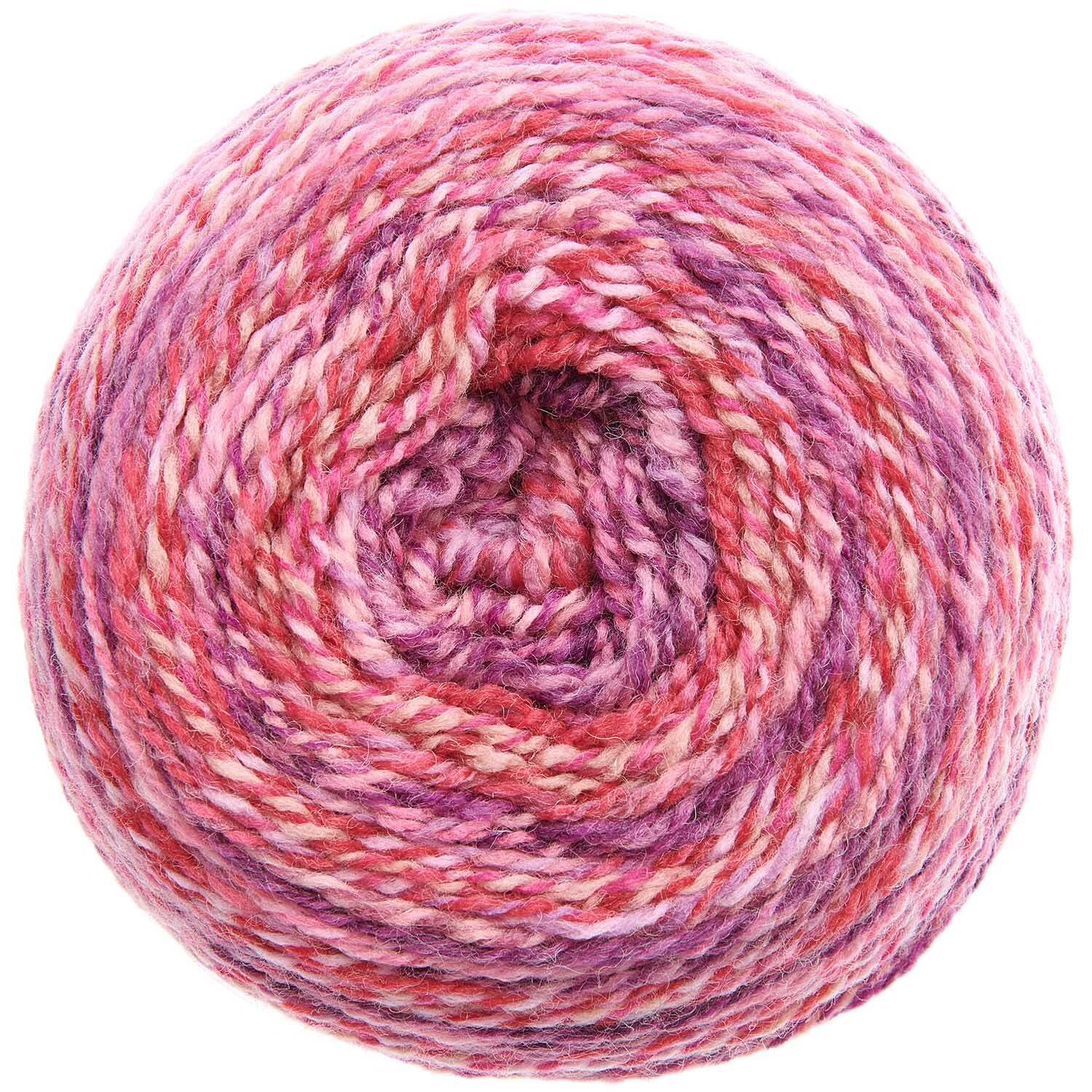 Creative Chic-Unique dk: Weiches Garn in Beerenfarben von Rico Design, ideal für Strickprojekte.
