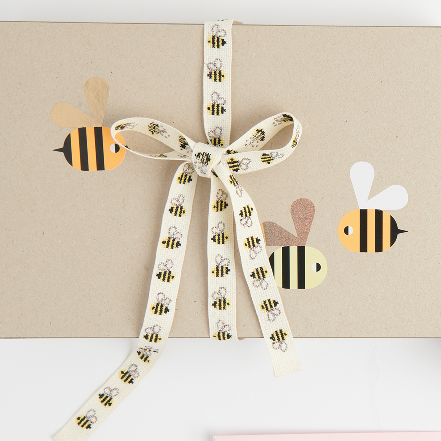 Stickanleitung Geschenkband mit Bienen von Rico Design