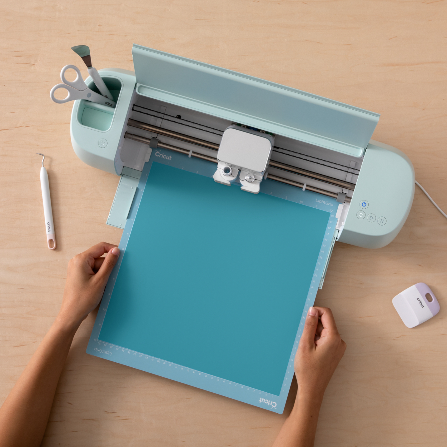 Color change Vinyl COLD Permanent: Eine Person arbeitet mit einer Schneidemaschine und lila Vinylfolie.