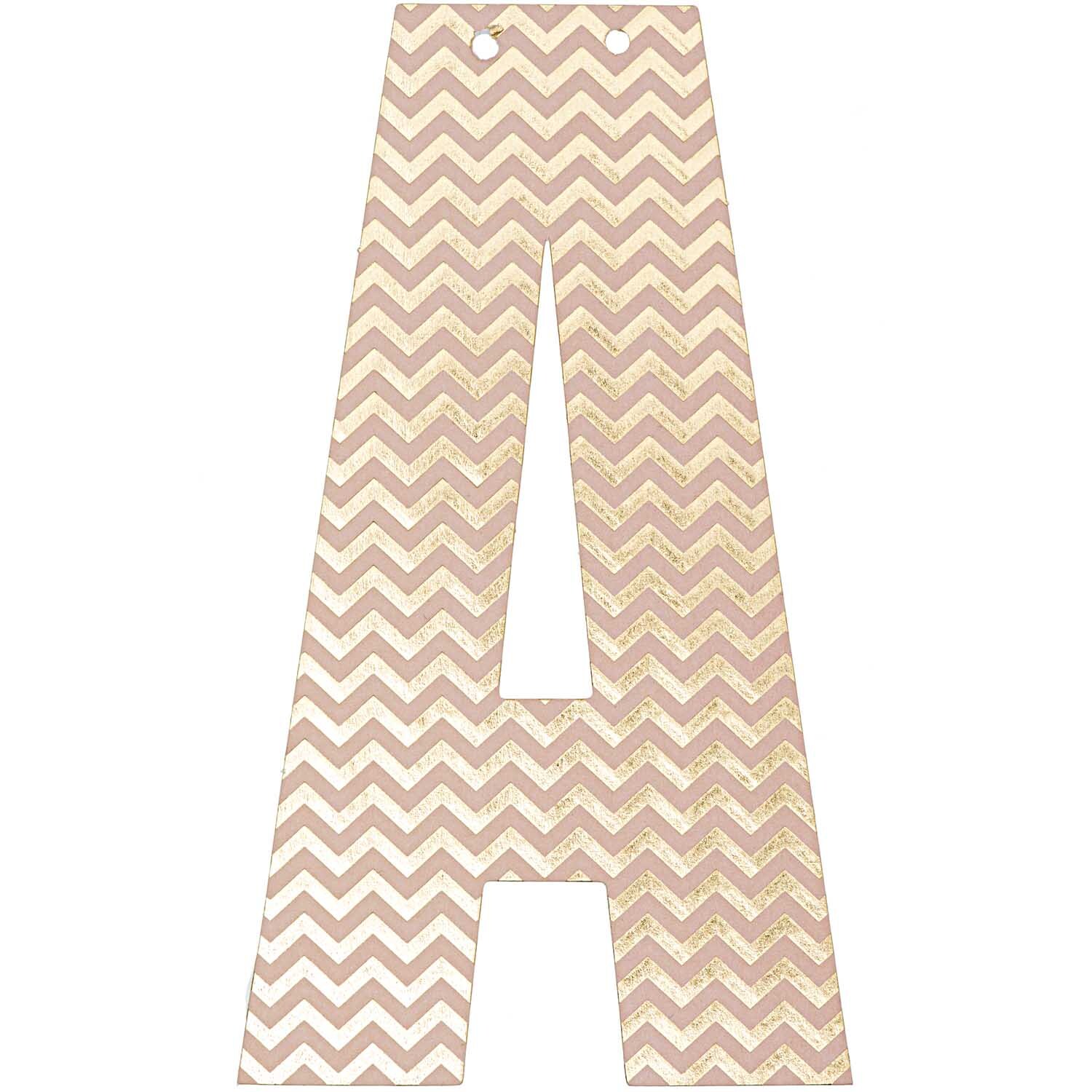 Buchstabe für Girlande 14cm: Ein großer, zickzack-gemusterter Buchstabe A in Rosa von Rico Design.