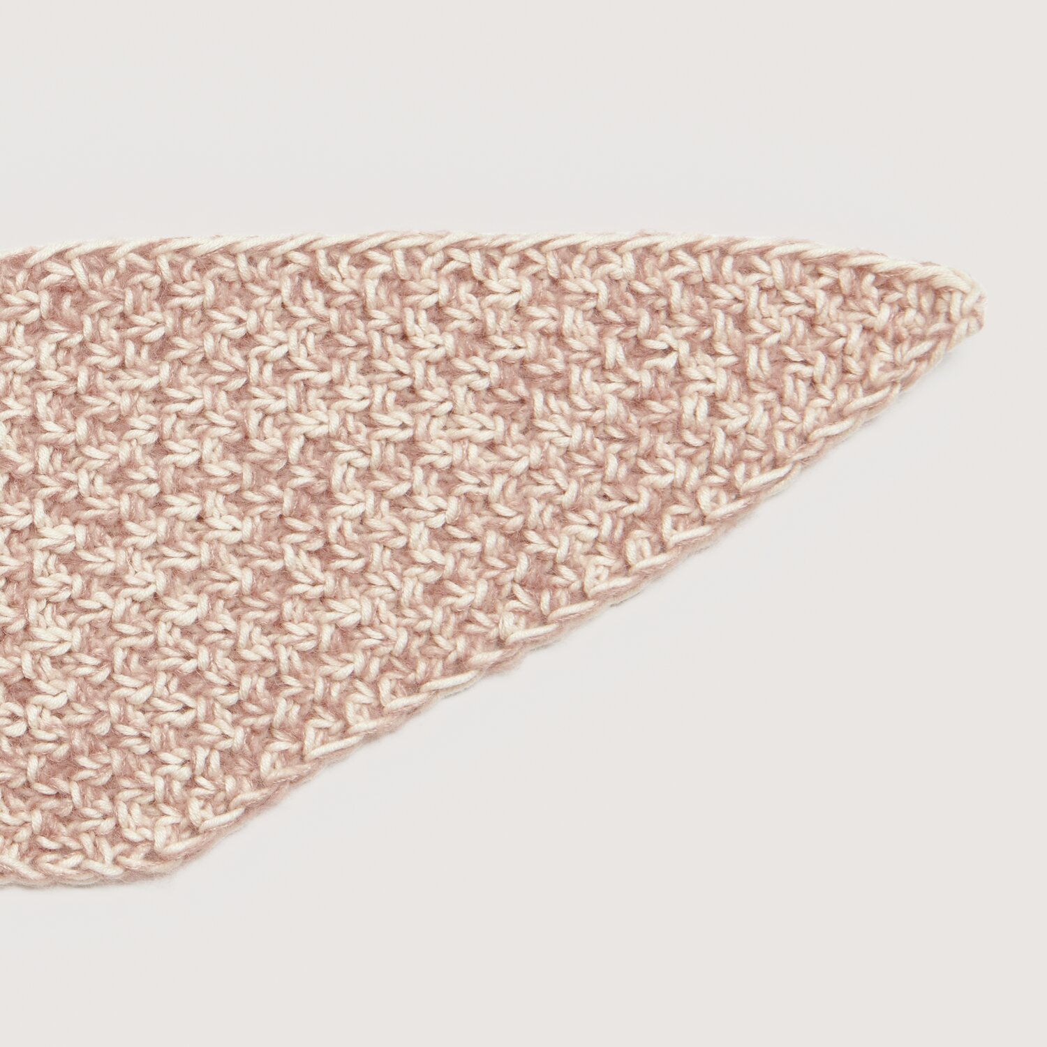 Made by Me No. 20 Frühjahr-Sommer: Dreieckiges Strickstück in Altrosa, aus luxuriöser Baumwolle, Seide und Kaschmir von Rico Design.