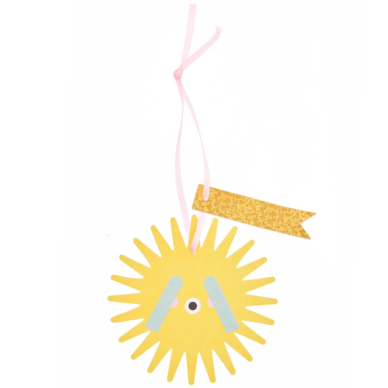 Paper Poetry Geschenkanhänger Sonne 4 Stück: Gelber, sonnenförmiger Anhänger von Rico Design mit rosa Band und goldenem Etikett.