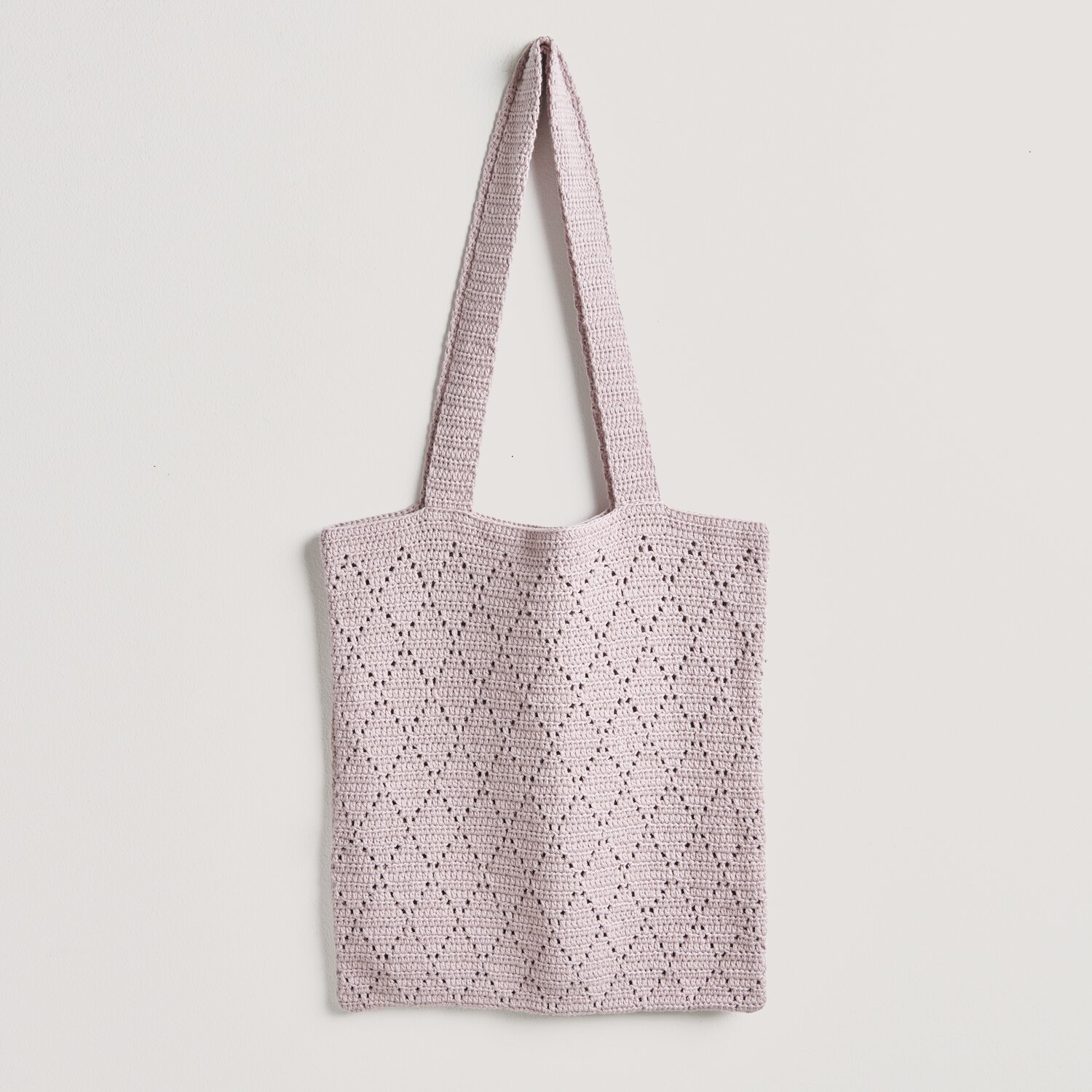 Lovewool No. 20 Frühjahr-Sommer Tasche aus Baumwolle mit Lochmuster in zartem Mauve von Rico Design.