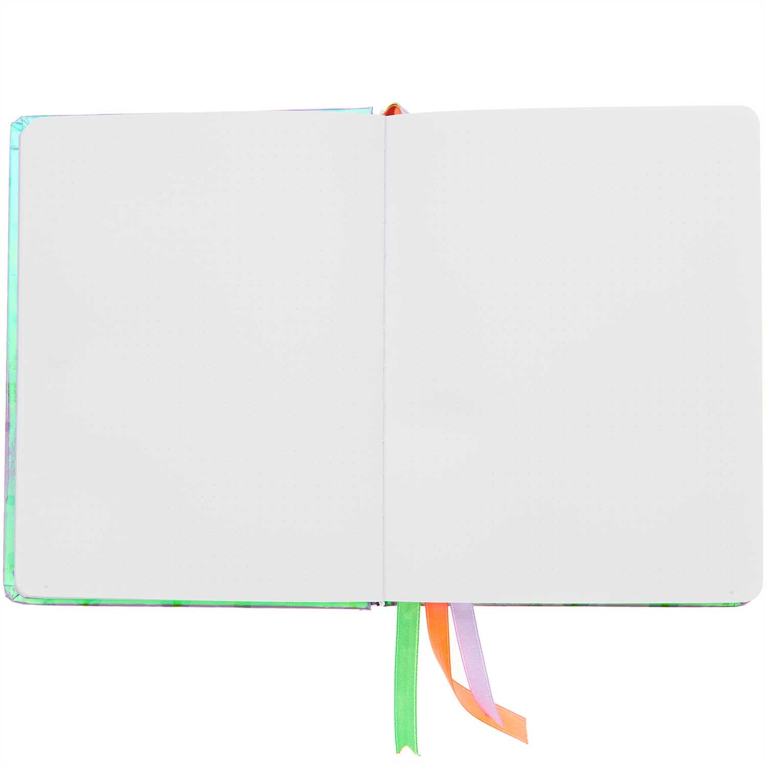 Paper Poetry Bullet Diary mit Hardcover und 96 Blättern, geöffnet mit bunten Lesezeichen. Ideal für kreative Notizen.