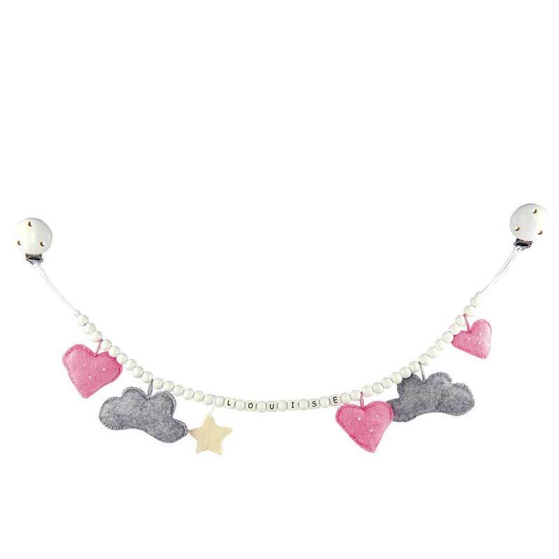 Buchstaben Würfel: Bunte Kinderwagenkette mit rosa Herzen, grauen Wolken und einem gelben Stern.