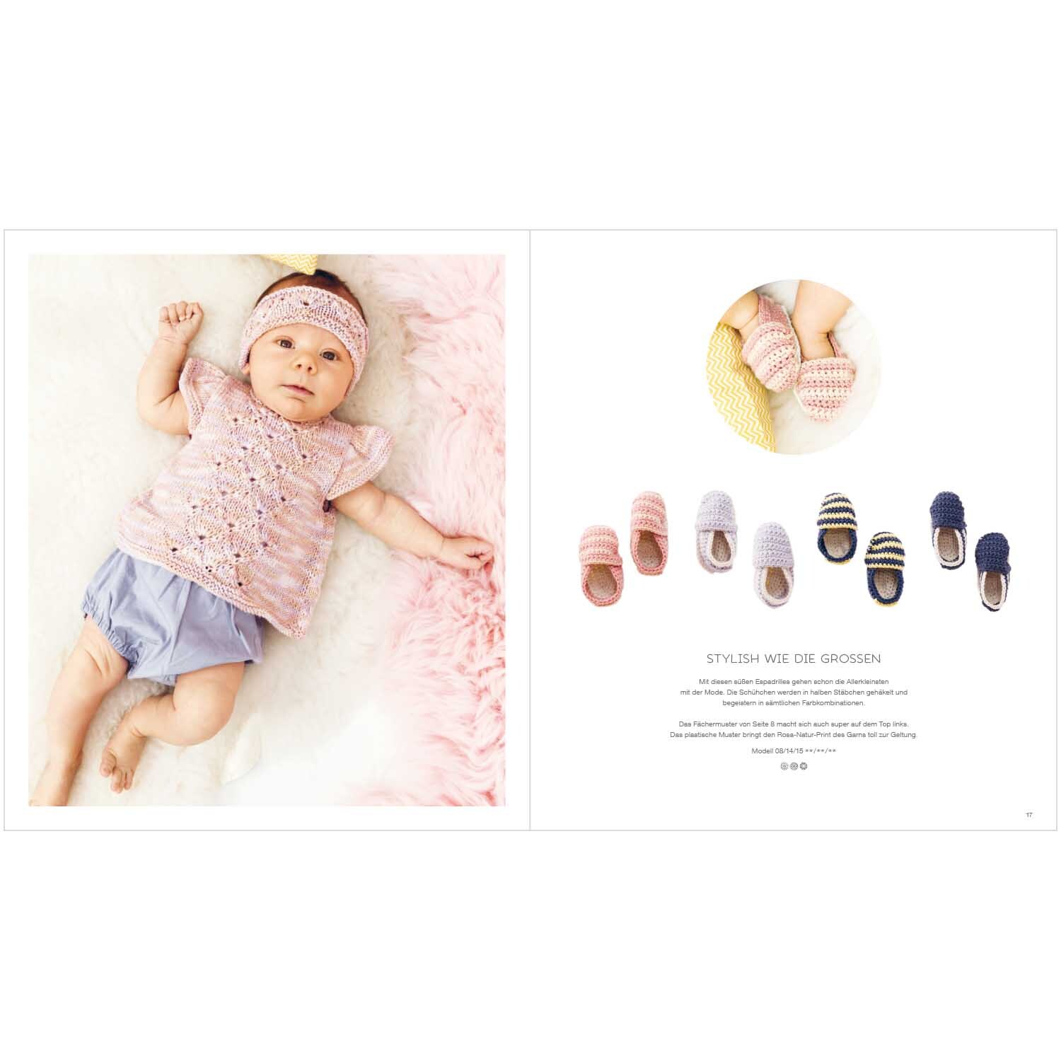 Rico Baby Heft Nr.24 zeigt ein Baby in rosa Strickkleidung auf einer weichen Decke mit Babyschuhen.