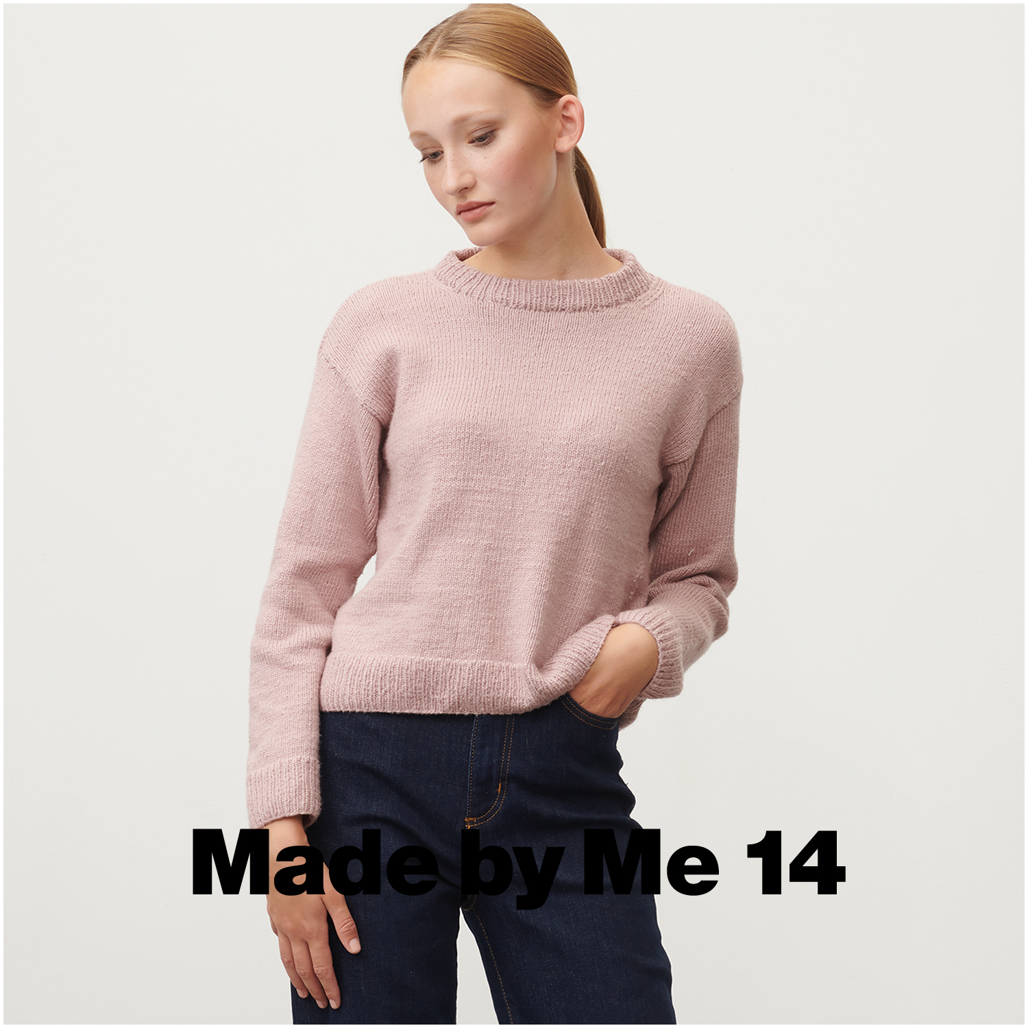 Fashion Cottony Pullover in Altrosa, gestrickt aus Rico Design Wolle, präsentiert von Frau.